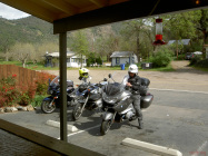 Tollhouse, CA: Nice little restaurant. They even have a gas station next door.